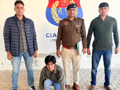 पुलिस की गिरफ्त में आरोपी.