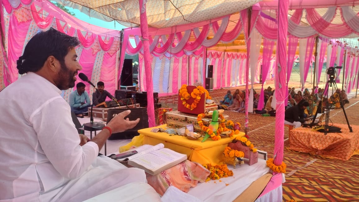 रोडवेज परिसर मड़िहान में भागवत कथा सुनाते स्वामी जगदीशानंद महाराज रोडवेज परिसर मड़िहान में भागवत कथा सुनाते स्वामी जगदीशानंद महाराज