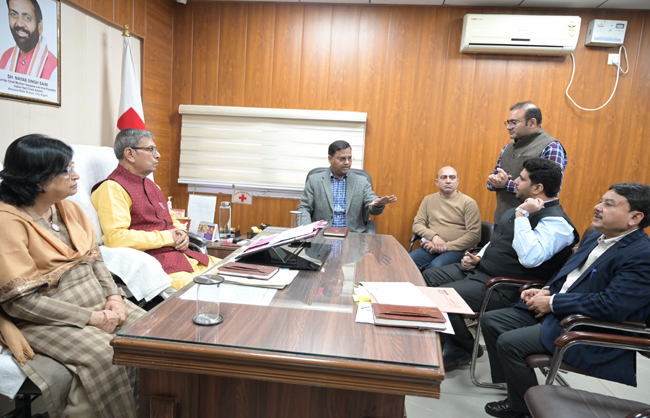 Haryana के राज्यपाल असीम घाेष रेडक्रास अधिकारियाें की बैठक लेते हुए