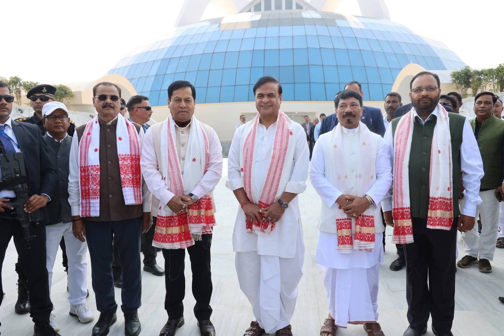 मुख्यमंत्री डॉ. हिमंत बिस्व सरमा बुधवार को गुवाहाटी के पश्चिम बोरागांव में निर्मित शहीद स्मारक क्षेत्र एवं उद्यान को जनता को समर्पित करते हुए। इस अवसर पर मुख्यमंत्री के साथ केंद्रीय मंत्री सर्वानंद सोनोवाल, असम सरकार के मंत्री अतुल बोरा समेत अन्य अन्य।