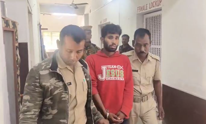 गिरफ्तार युवक को ले जाती पुलिस गिरफ्तार युवक को ले जाती पुलिस