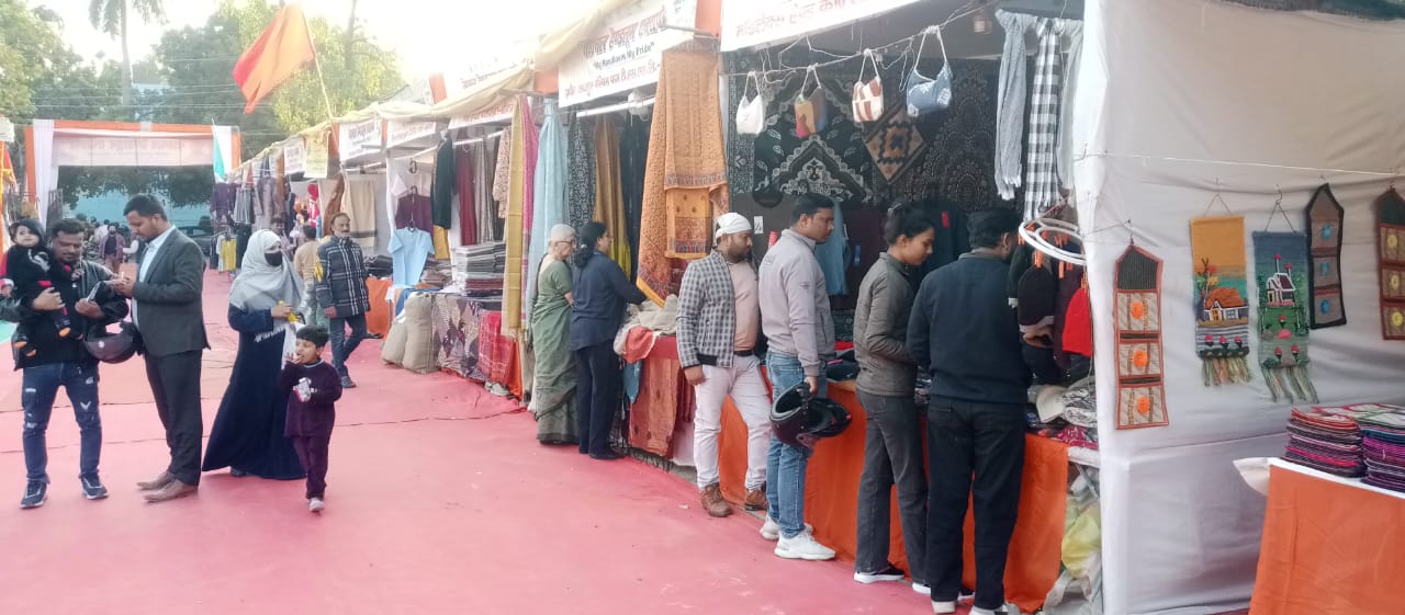 स्टाल में लगी ग्राहकों की भीड़ स्टाल में लगी ग्राहकों की भीड़