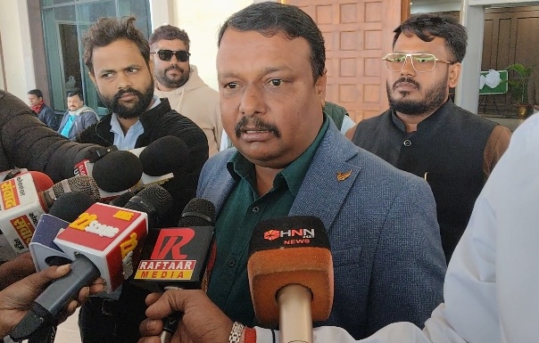 मीडिया से बोलते हुए विधायक अमित कुमार महतो की फोटो