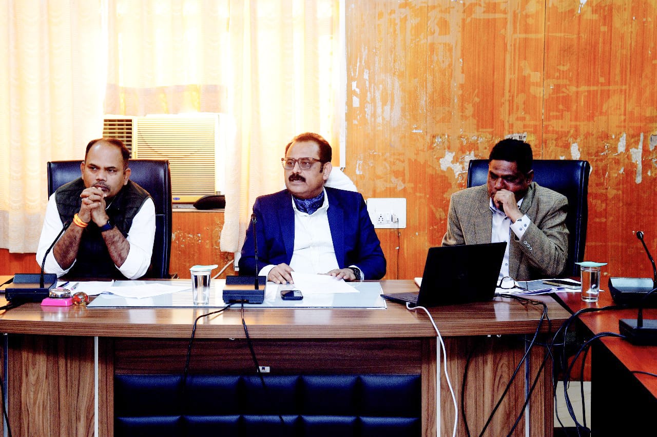 जिला कलेक्टर आयोजन की जानकारी देते हुए जिला कलेक्टर आयोजन की जानकारी देते हुए