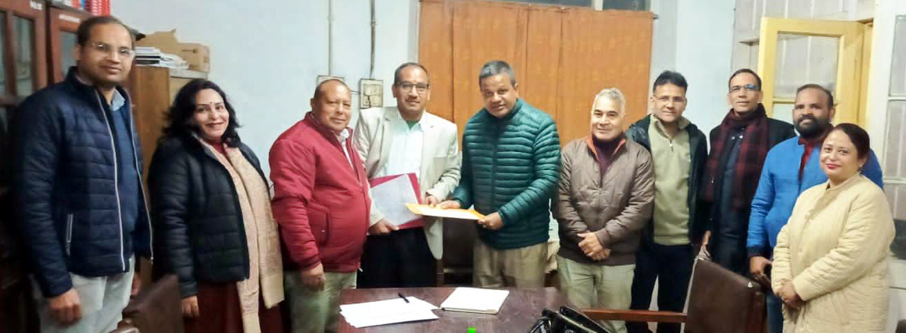 नवनिर्वाचित पदाधिकारियों को शपथ दिलाते चुनाव अधिकारी. नवनिर्वाचित पदाधिकारियों को शपथ दिलाते चुनाव अधिकारी.