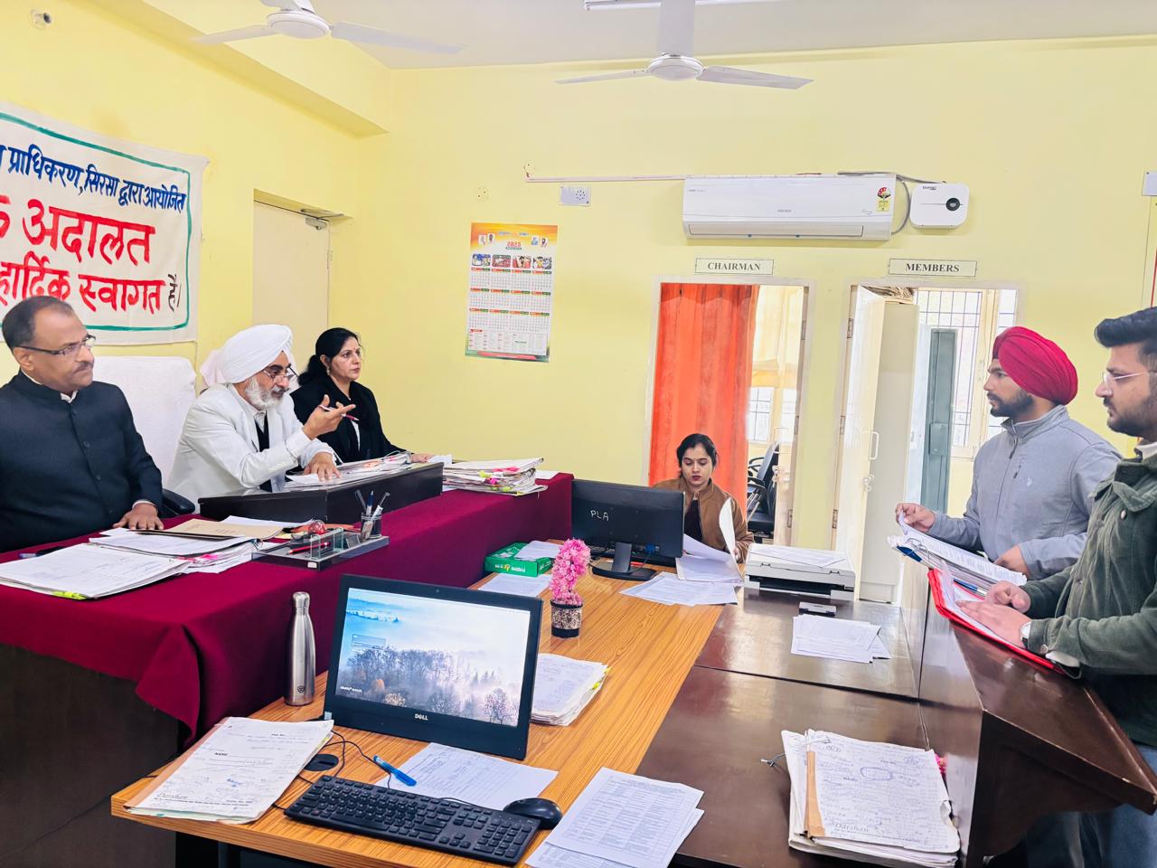 अदालत में केसों का निपटारा करते न्यायाधीश.