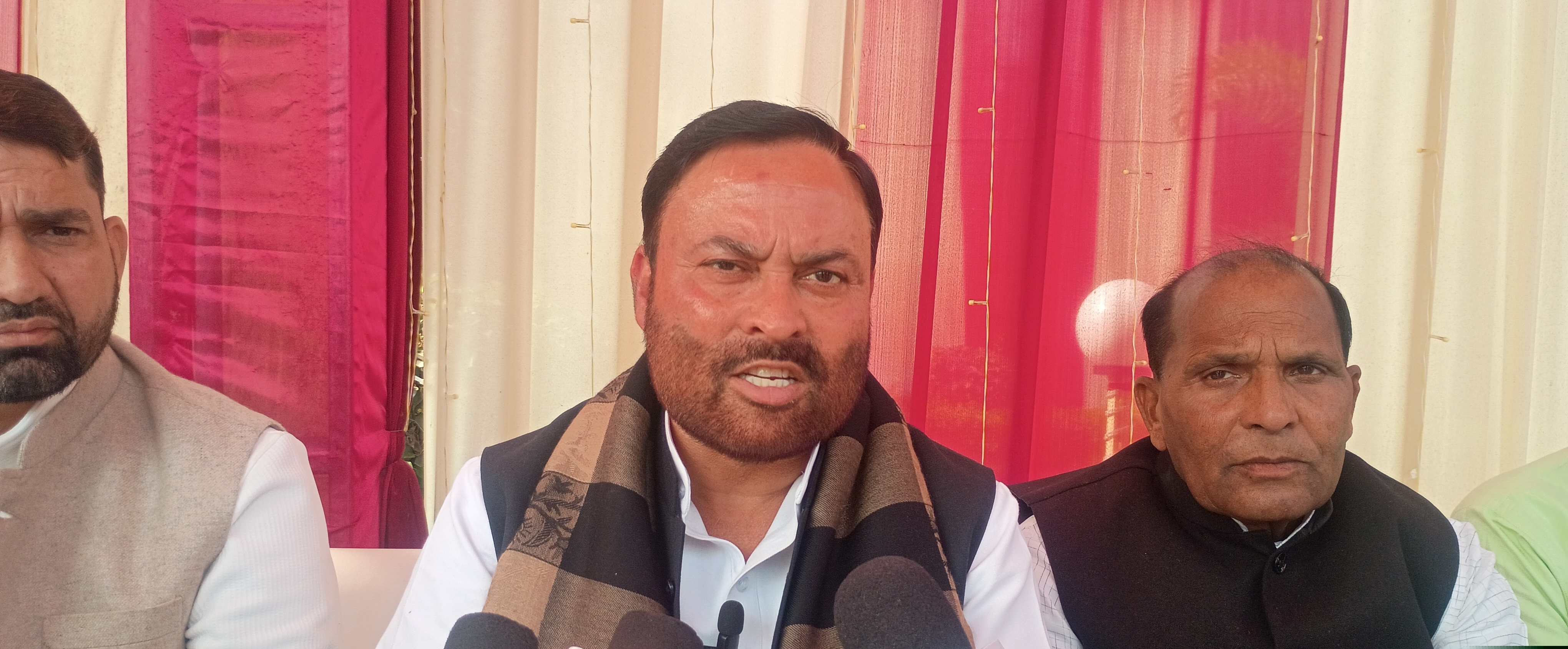 मंत्री अनिल कुमार पत्रकारों से बातचीत करते हुए