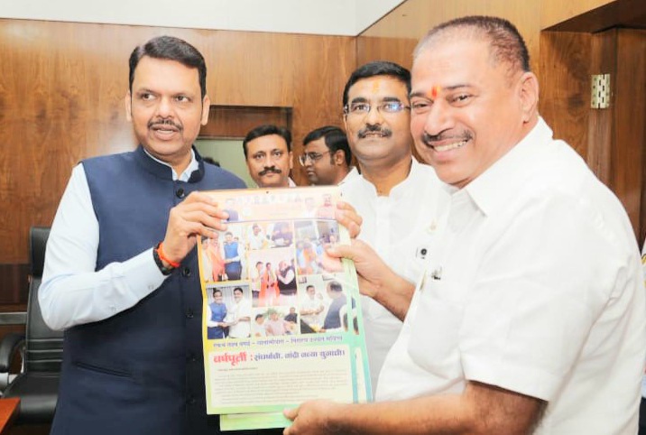 कैलेंडर का विमोचन करते हुए मुख्यमंत्री।