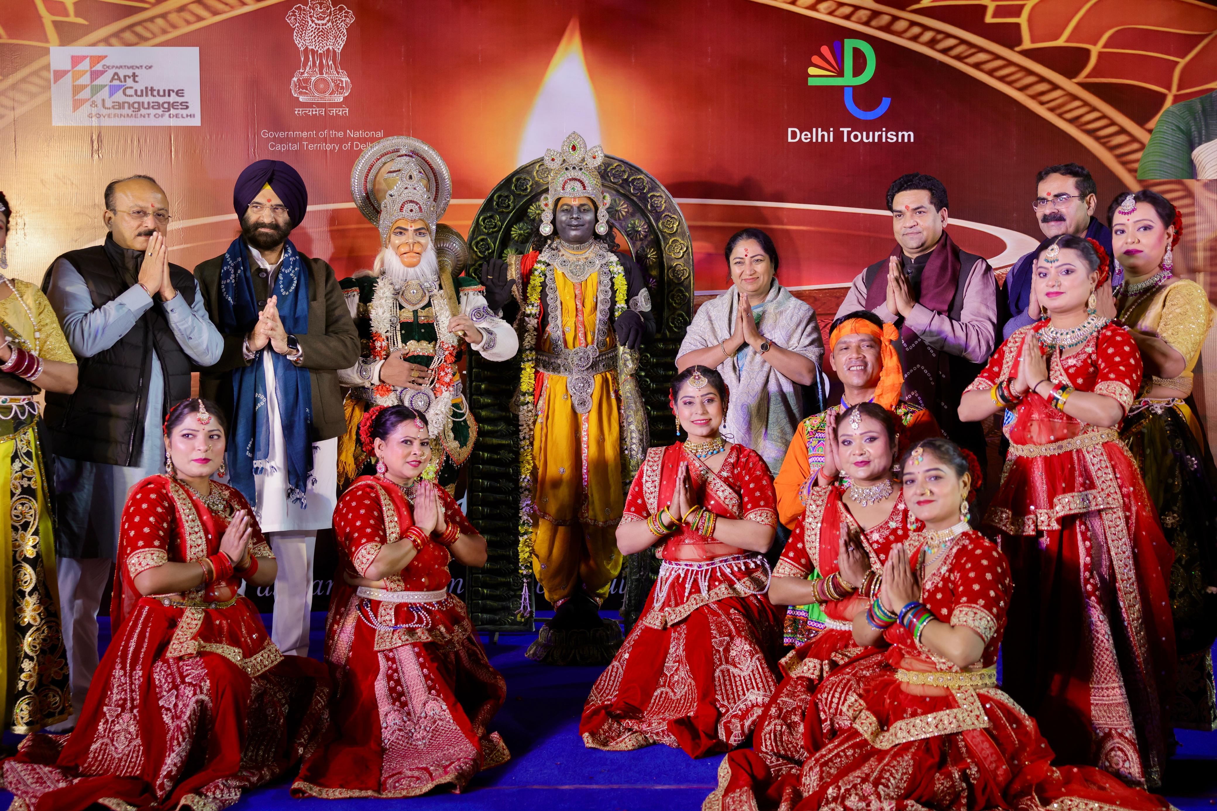 दिल्ली हाट आईएनए में बुधवार को यूनेस्को की धरोहर में दीपावली के शामिल होने पर आयोजित भव्य समारोह में Chief Minister  रेखा गुप्ता , साथ दिल्ली सरकार के मंत्री