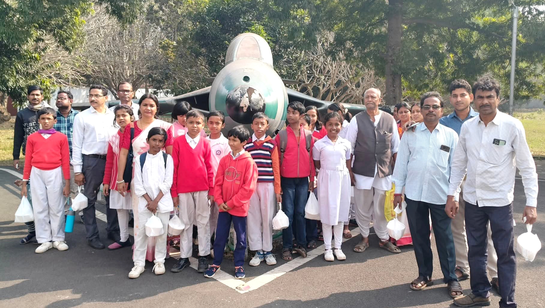 आईआईटी खड़गपुर में शैक्षणिक भ्रमण के दौरान सरस्वती शिशु मंदिर, मादपुर के विद्यार्थी। आईआईटी खड़गपुर में शैक्षणिक भ्रमण के दौरान सरस्वती शिशु मंदिर, मादपुर के विद्यार्थी।
