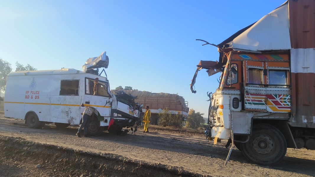 सागर-मालथौन मार्ग पर भीषण हादसा3 सागर-मालथौन मार्ग पर भीषण हादसा3