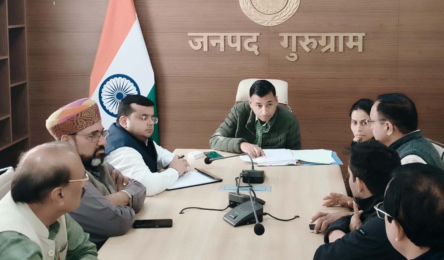 गुरुग्राम में मॉडल सोलर विलेज प्रतियोगिता के परिणाम घोषित करते एडीसी वत्सल वशिष्ठ व मौजूद अन्य सदस्य.