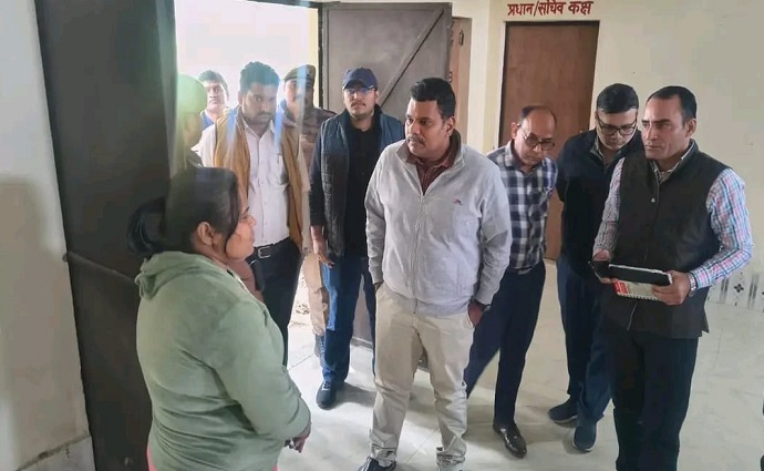 निरीक्षण के दौरान जिलाधिकारी निरीक्षण के दौरान जिलाधिकारी