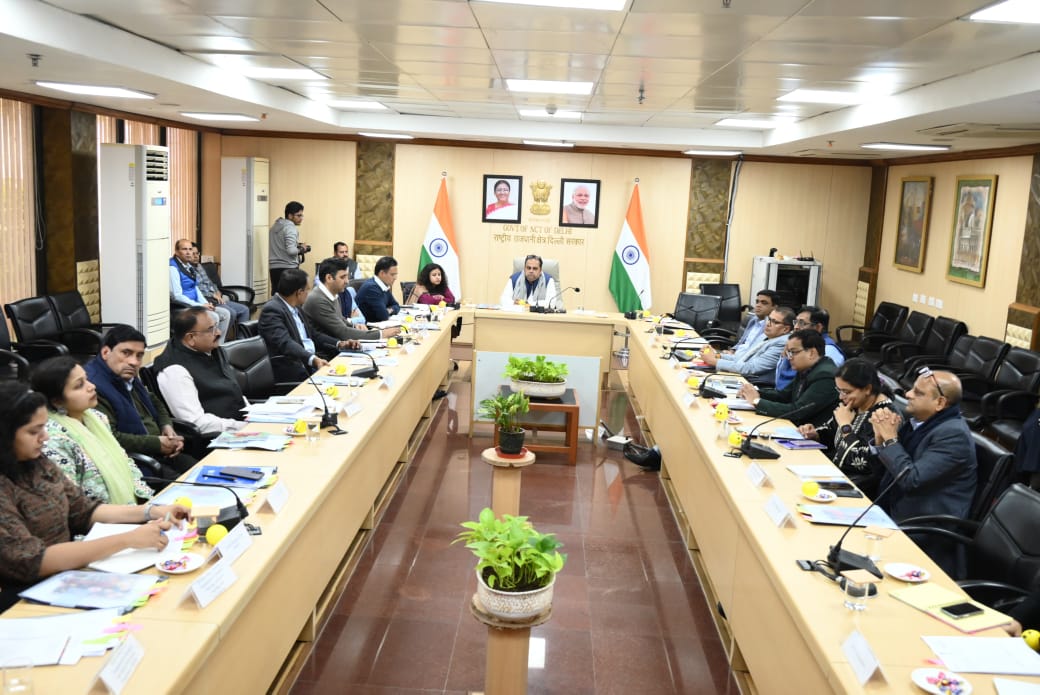 दिल्ली सचिवालय में बुधवार को स्टेट रोड सेफ्टी काउंसिल की बैठक की अध्यक्षता करते दिल्ली के परिवहन मंत्री डॉ. पंकज कुमार सिंह