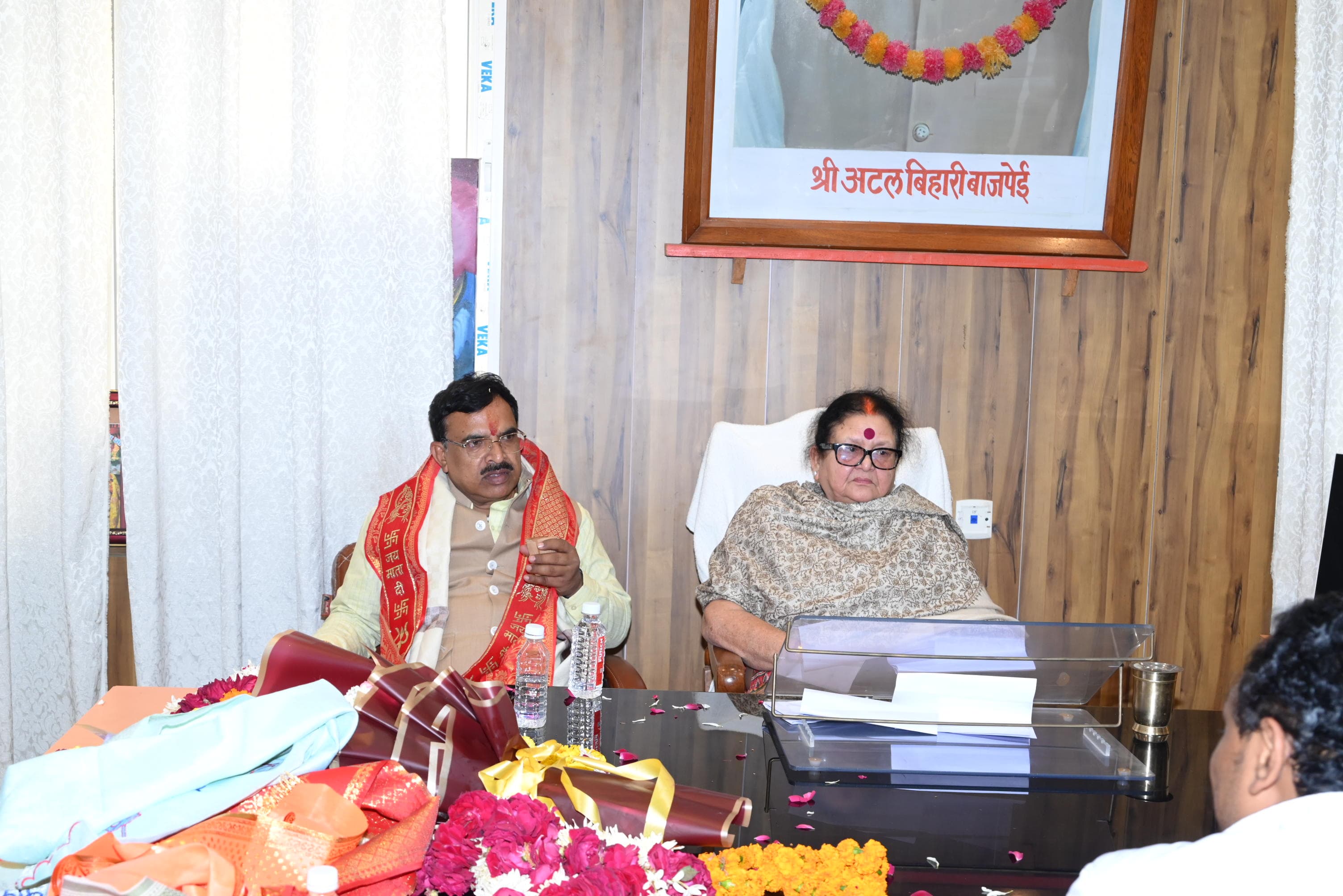 नगर निगम में बैठक के दौरान प्रकाश पाल व महापौर प्रमिला पांडेय नगर निगम में बैठक के दौरान प्रकाश पाल व महापौर प्रमिला पांडेय