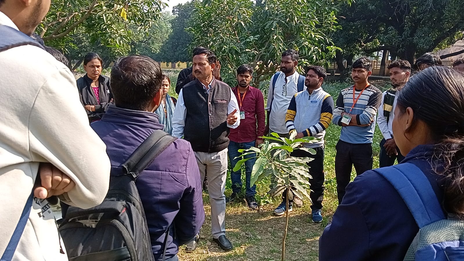 आम की बागवानी करने के संबंध जानकारी देते हुए कृषि वैज्ञानिक का छाया चित्र