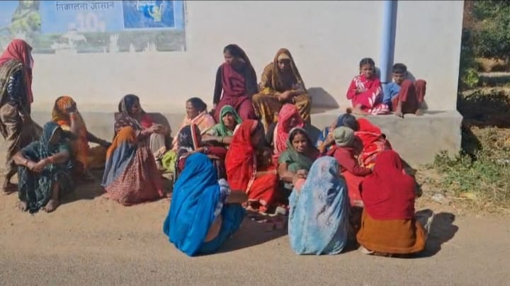 शाेक मनाती परिवार की महिलाएं