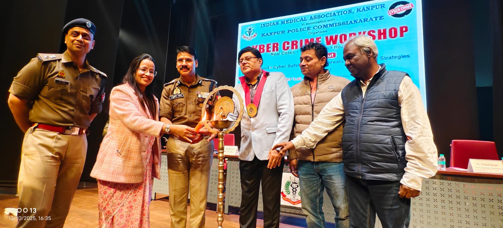 दीप प्रज्वलित कर कार्यक्रम की शुरुआत करते पुलिस आयुक्त रघुबीर लाल व अन्य