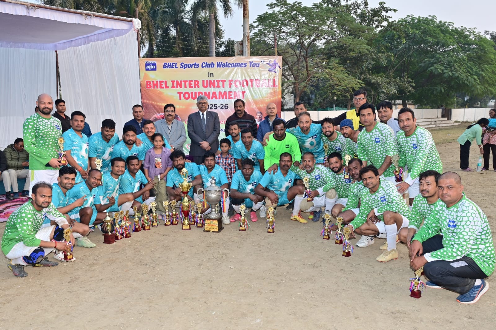 विजेताओं को पुरस्कार देते रंजन कुमार विजेताओं को पुरस्कार देते रंजन कुमार