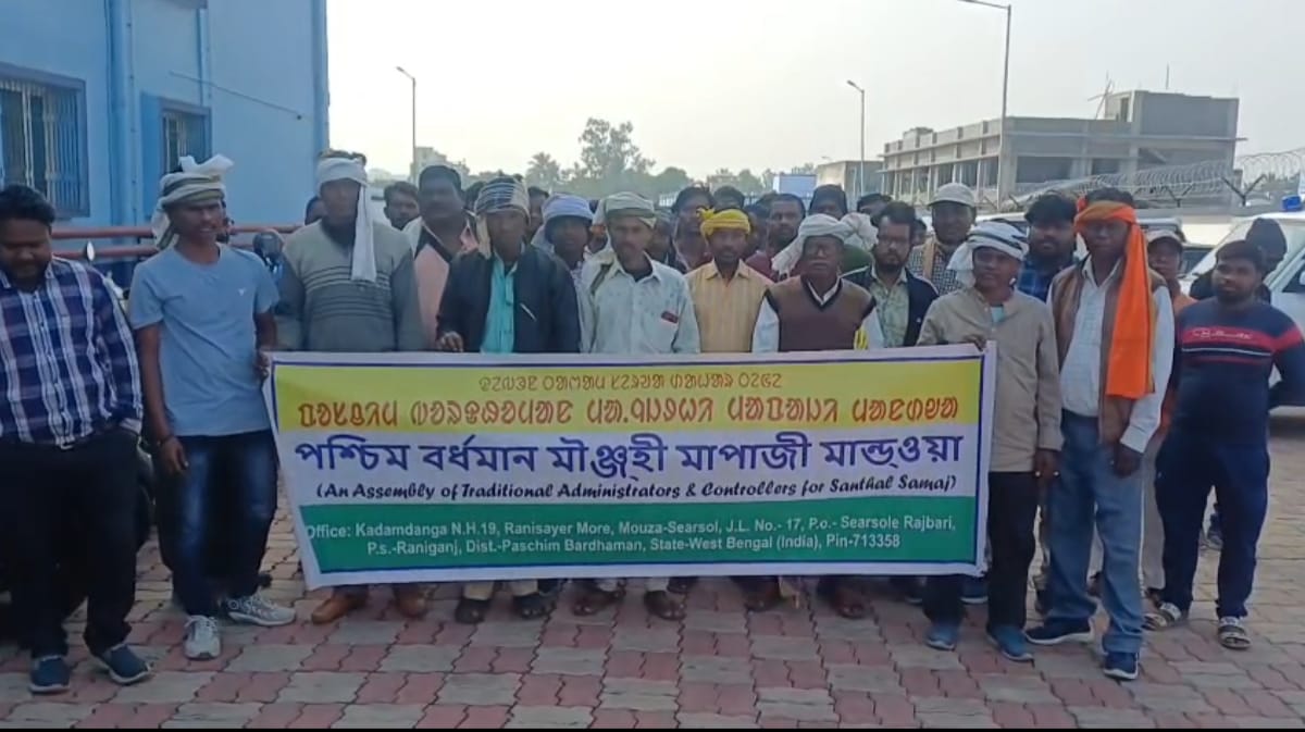 डीएम कार्यालय के बाहर आदिवासी संगठन के लोग