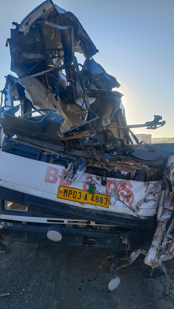 सागर-मालथौन मार्ग पर भीषण हादसा 2 सागर-मालथौन मार्ग पर भीषण हादसा 2