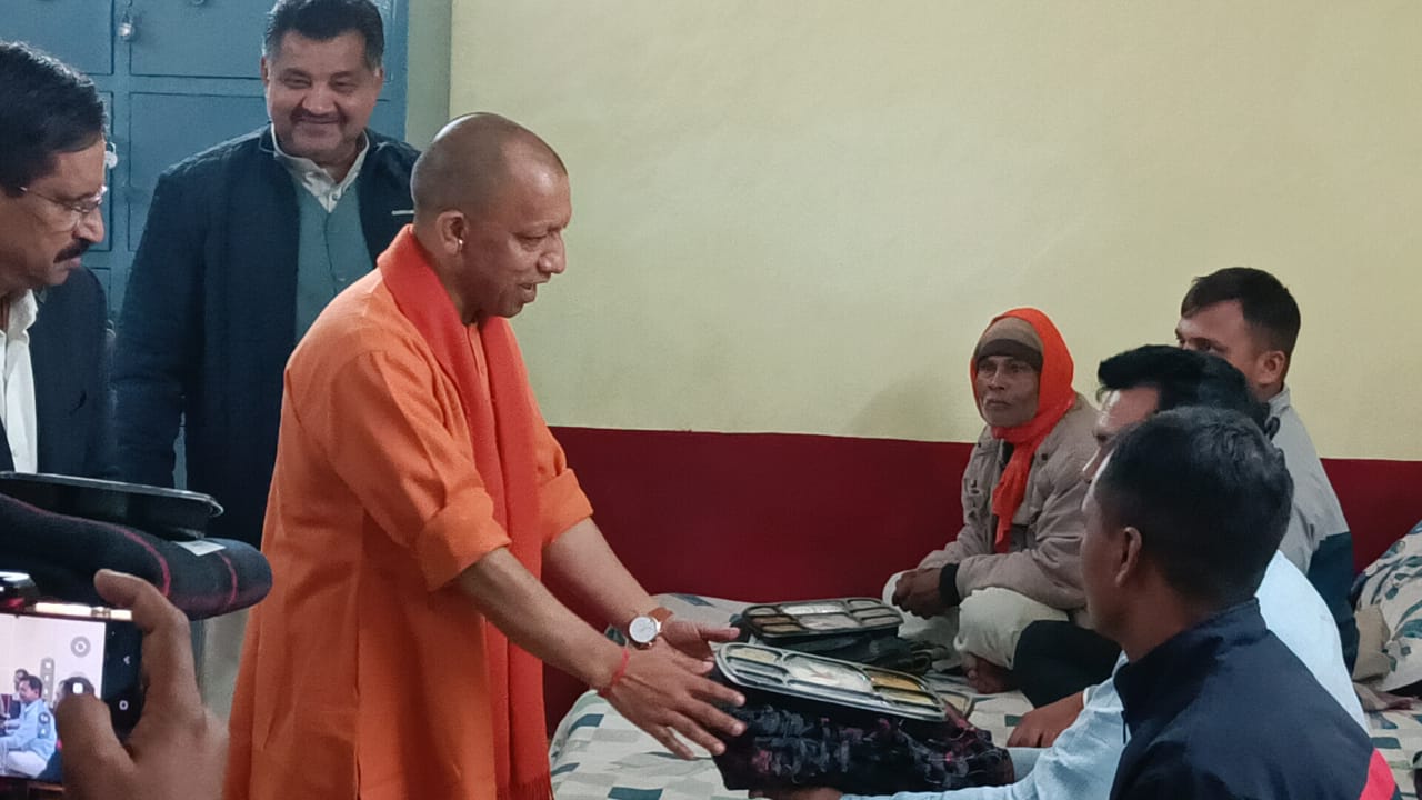 आश्रयहीनों से मिले, सुविधा का लिया जायजा — जरूरतमंदों को वितरित किए कंबल भोजन* आश्रयहीनों से मिले, सुविधा का लिया जायजा — जरूरतमंदों को वितरित किए कंबल भोजन*