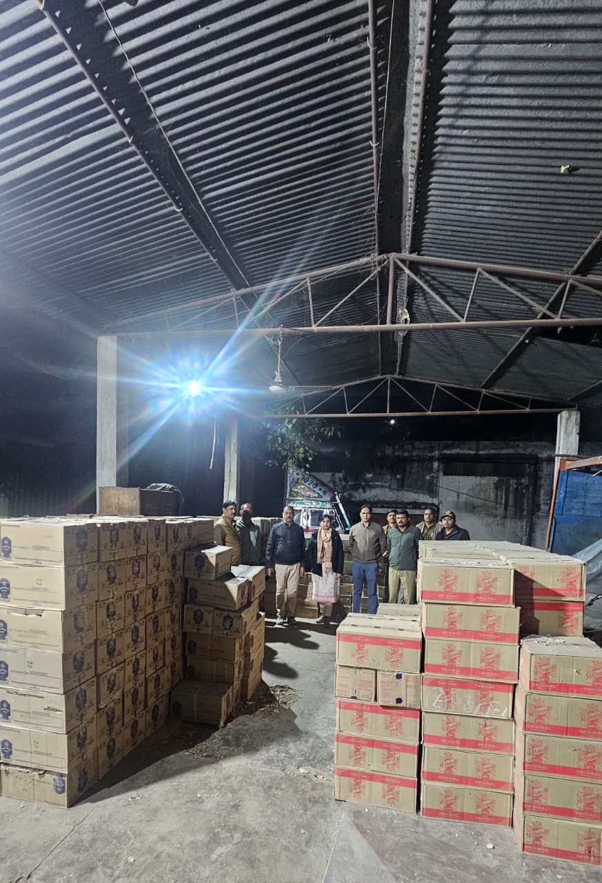 शराब की अवैध वीडियो के साथ पुलिसकर्मी अधिकारी शराब की अवैध वीडियो के साथ पुलिसकर्मी अधिकारी