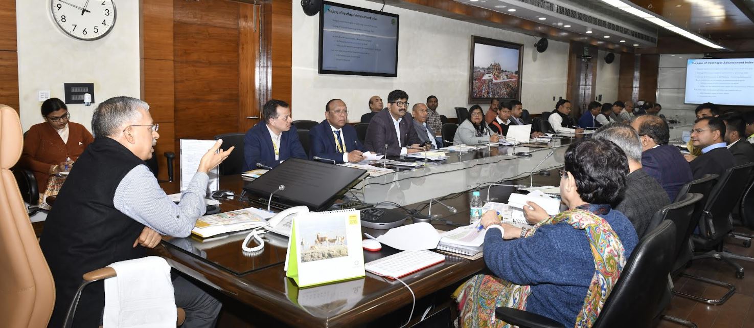 समीक्षा बैठक करते मुख्य सचिव एसपी गोयल