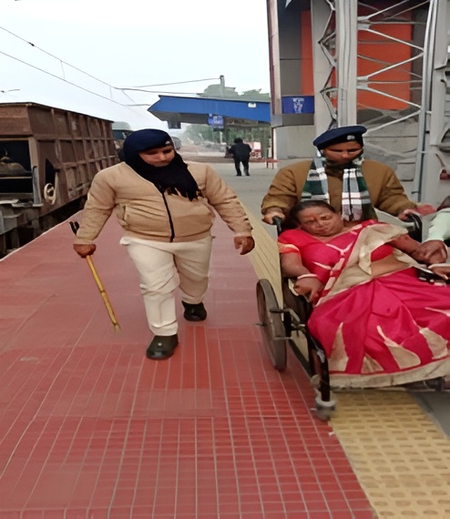 आरपीएफ खड़गपुर मंडल द्वारा यात्रियों की त्वरित सहायता। आरपीएफ खड़गपुर मंडल द्वारा यात्रियों की त्वरित सहायता।