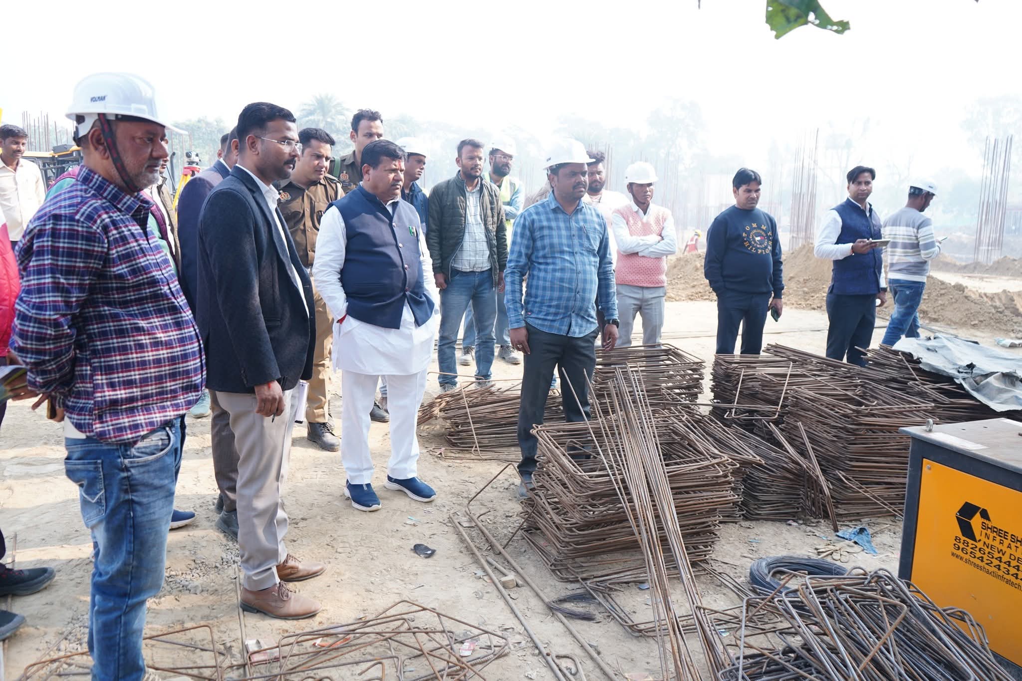 बन रहे सरकारी अस्पताल का निरीक्षण करते हुए राज्य मंत्री बन रहे सरकारी अस्पताल का निरीक्षण करते हुए राज्य मंत्री
