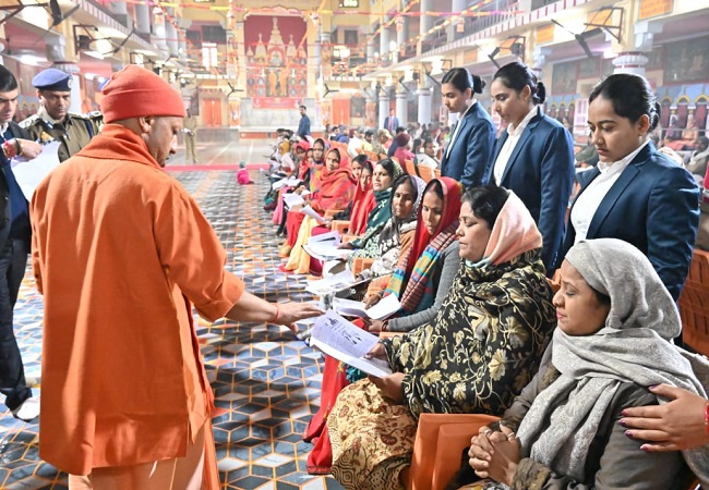 जनता दर्शन के दौरान जनसुनवाई करते Chief Minister  योगी