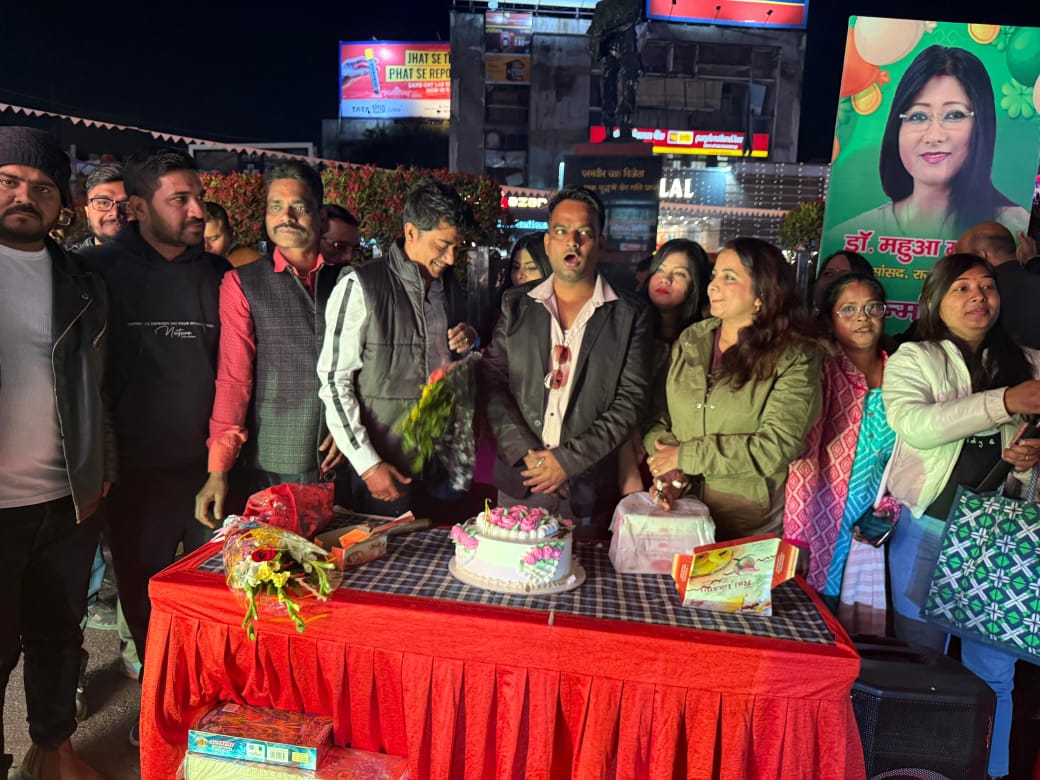 जन्मदिन मनाते कार्यकर्ता सहित अन्य जन्मदिन मनाते कार्यकर्ता सहित अन्य