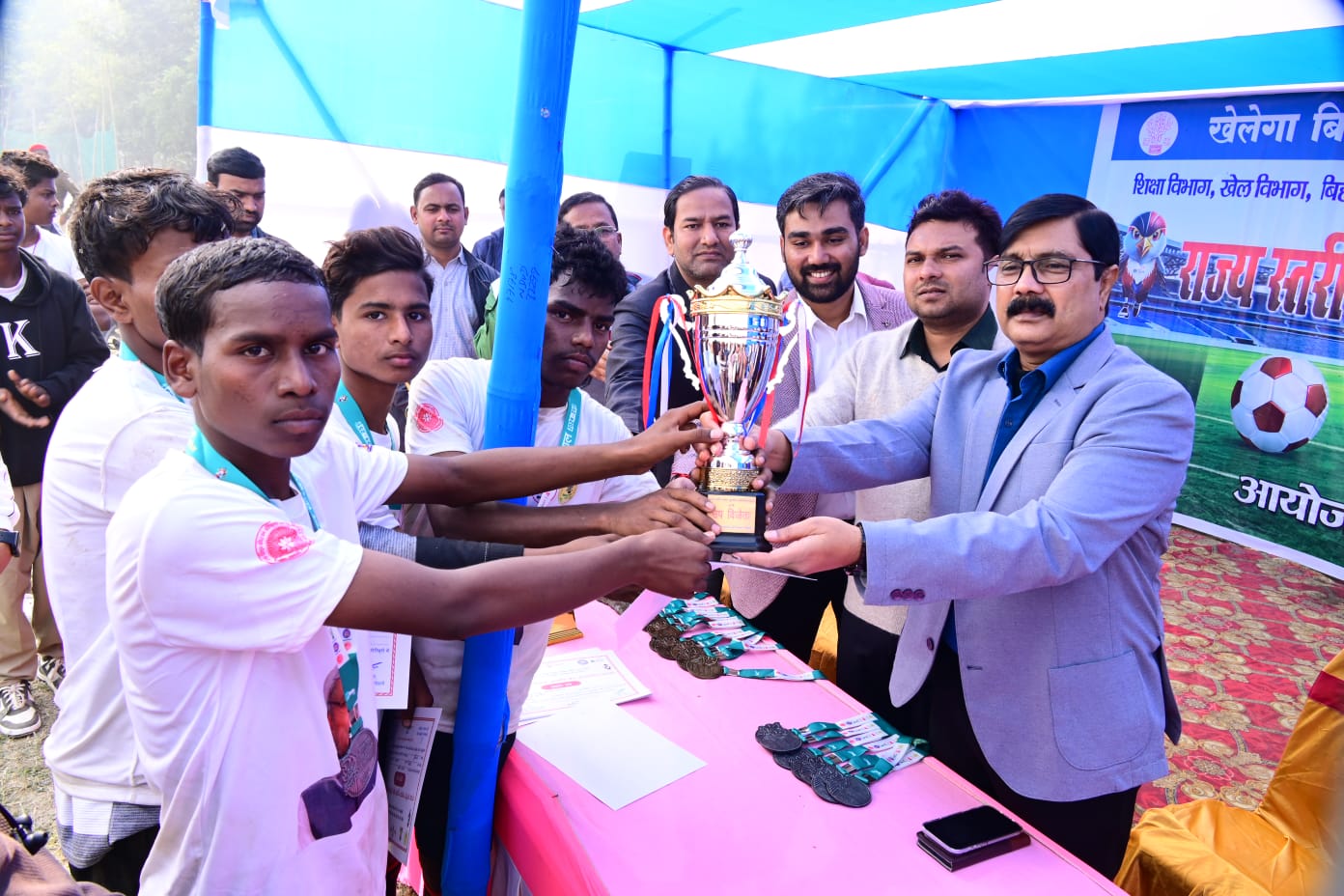 विजेता टीम को ट्राॆॅफी देते एडीएम विजेता टीम को ट्राॆॅफी देते एडीएम