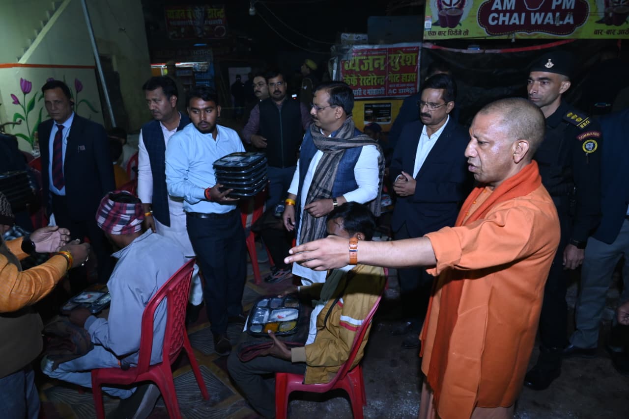 *सीएम योगी ने किया महानगर में दो रैन बसेरों का निरीक्षण, ठहरे जरुरतमंदों में वितरित किया कंबल और भोजन* *सीएम योगी ने किया महानगर में दो रैन बसेरों का निरीक्षण, ठहरे जरुरतमंदों में वितरित किया कंबल और भोजन*