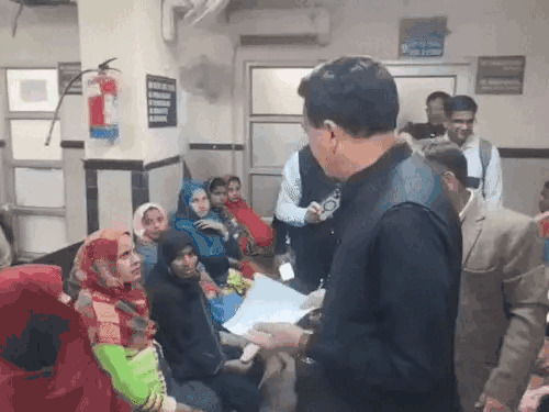 बीके अस्पताल में इलाज के लिए आए मरीजों से मिलकर जानकारी लेते हुए एसडीएम त्रिलोक