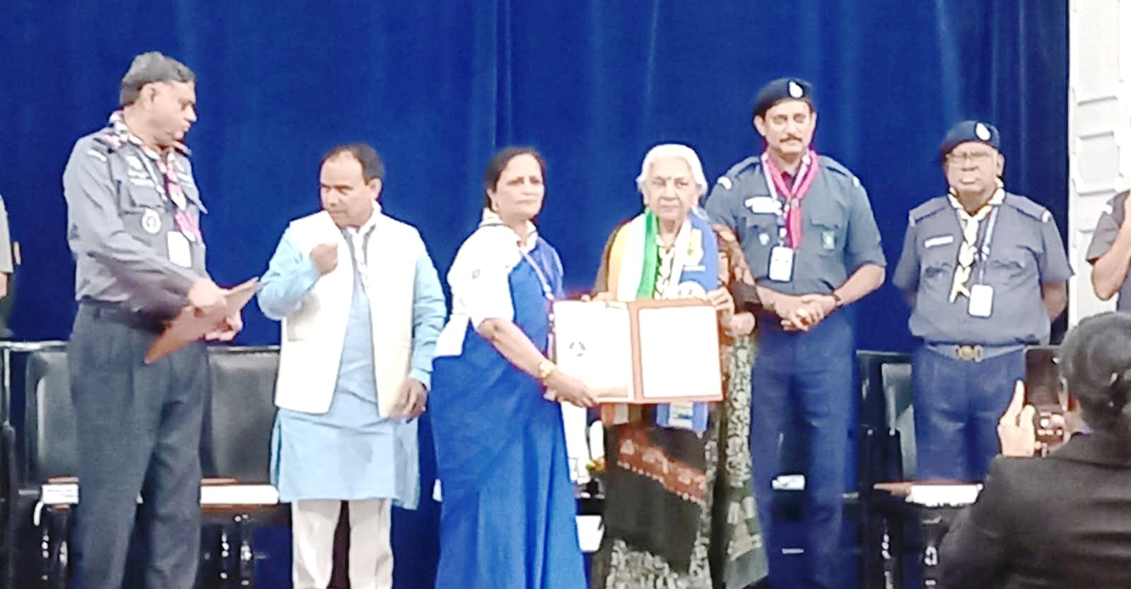 स्काउटिंग आंदोलन के लिए उत्कृष्ट योगदान हेतु स्काउट्स एंड गाइड्स की लीडर को सिल्वर स्टार अवॉर्ड से सम्मानित