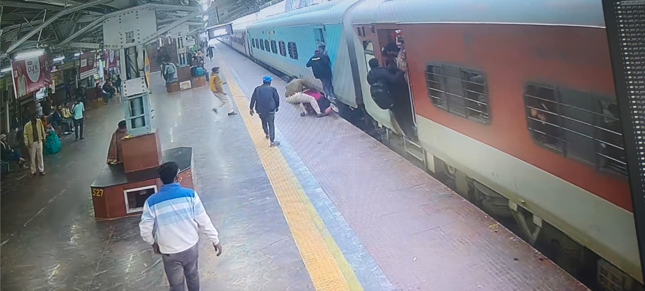 महिला यात्री को बचाते आरपीएफ महिला यात्री को बचाते आरपीएफ