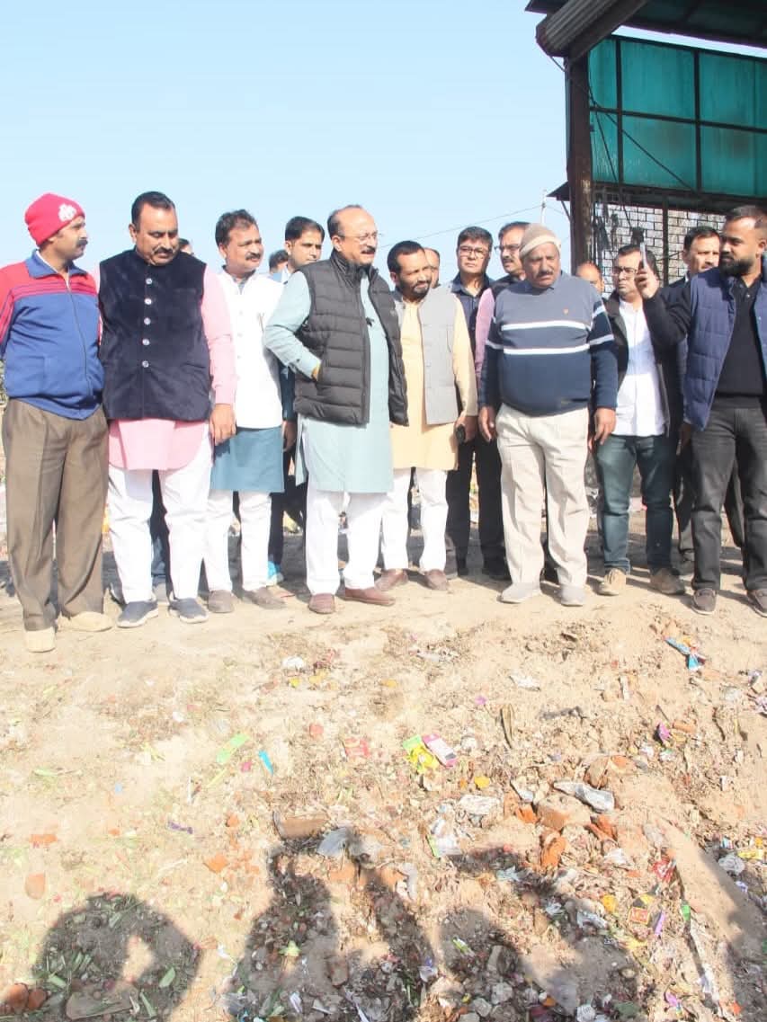 उत्तमनगर और विकासपुरी स्थित डीएवी स्कूल क्षेत्र में साफ सफाई, प्रदूषण नियंत्रण, कूड़ा प्रबंधन का निरीक्षण करते दिल्ली के शहरी विकास मंत्री आशीष सूद