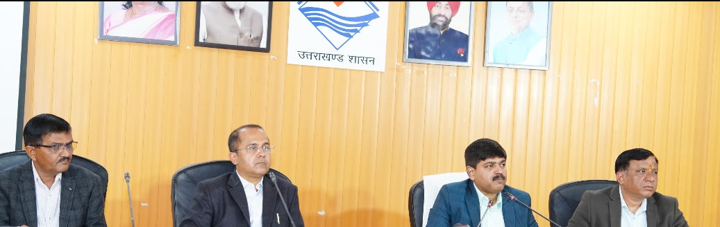 कैबिनेट ब्रीफिंग करते प्रमुख सचिव, सचिव सहित.