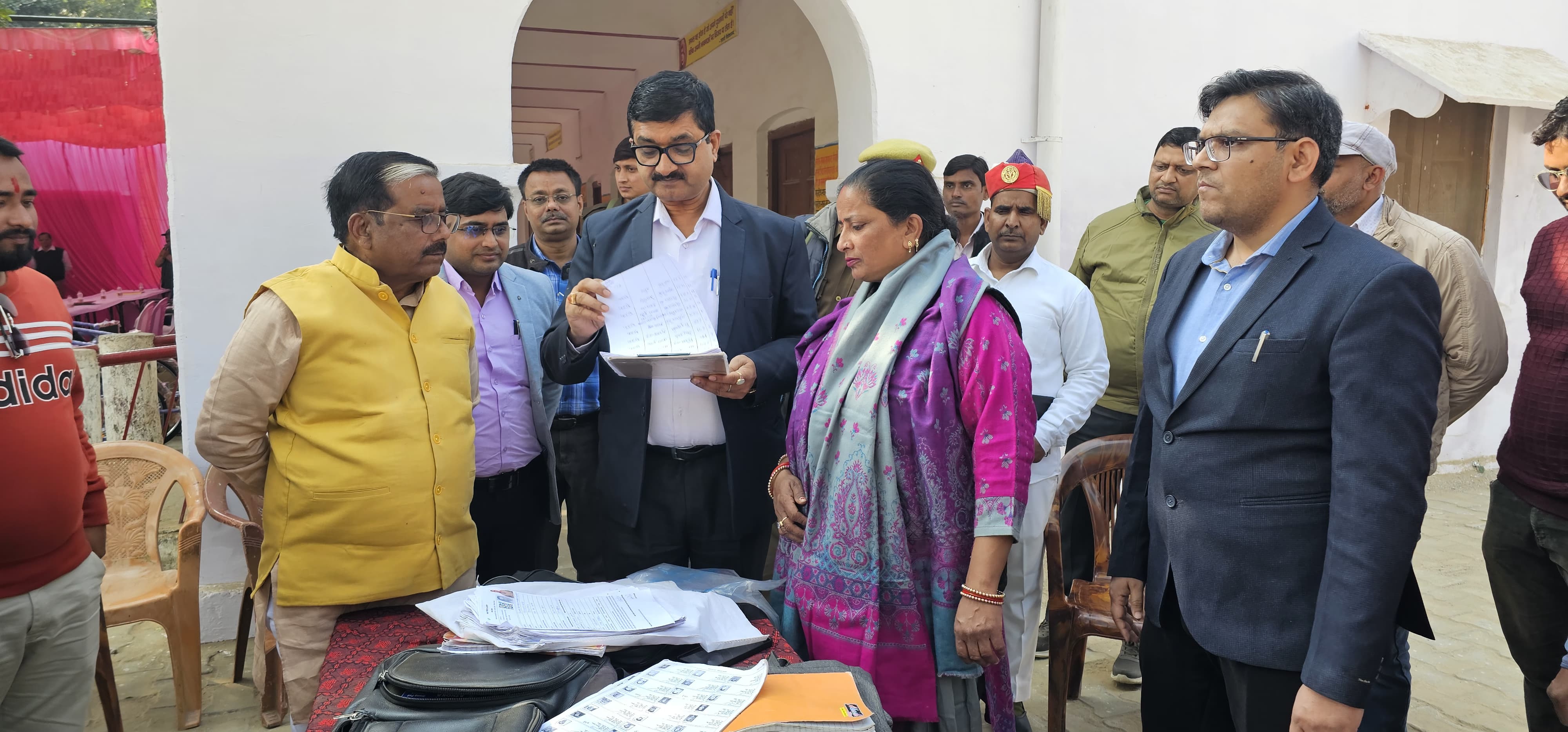 निरीक्षण करते जिलाधिकारी