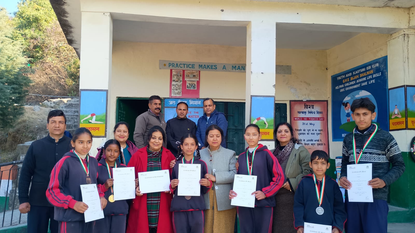 राजकीय उच्च पाठशाला बिजन-ढलवान में आत्मनिर्भर भारत पर निबंध प्रतियोगिता के प्रतिभागी.