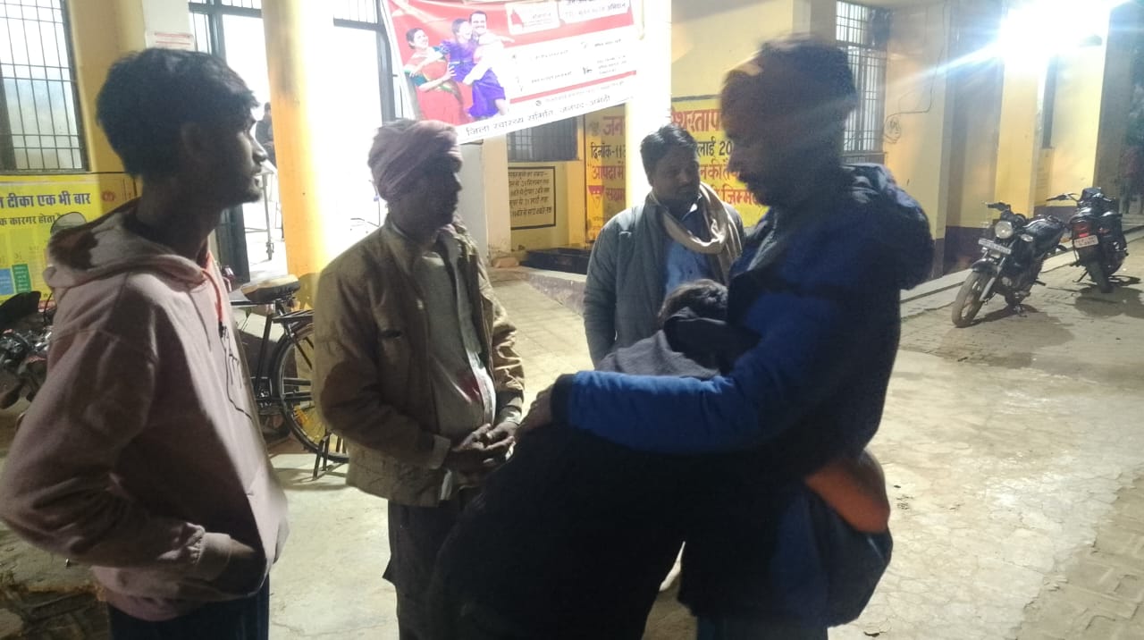 अस्पताल में पड़ी मृतक की डेड बॉडी अस्पताल में पड़ी मृतक की डेड बॉडी