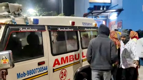 घायल युवकों को एम्बुलेंस से बेलदा सुपर स्पेशलिटी अस्पताल ले जाती पुलिस