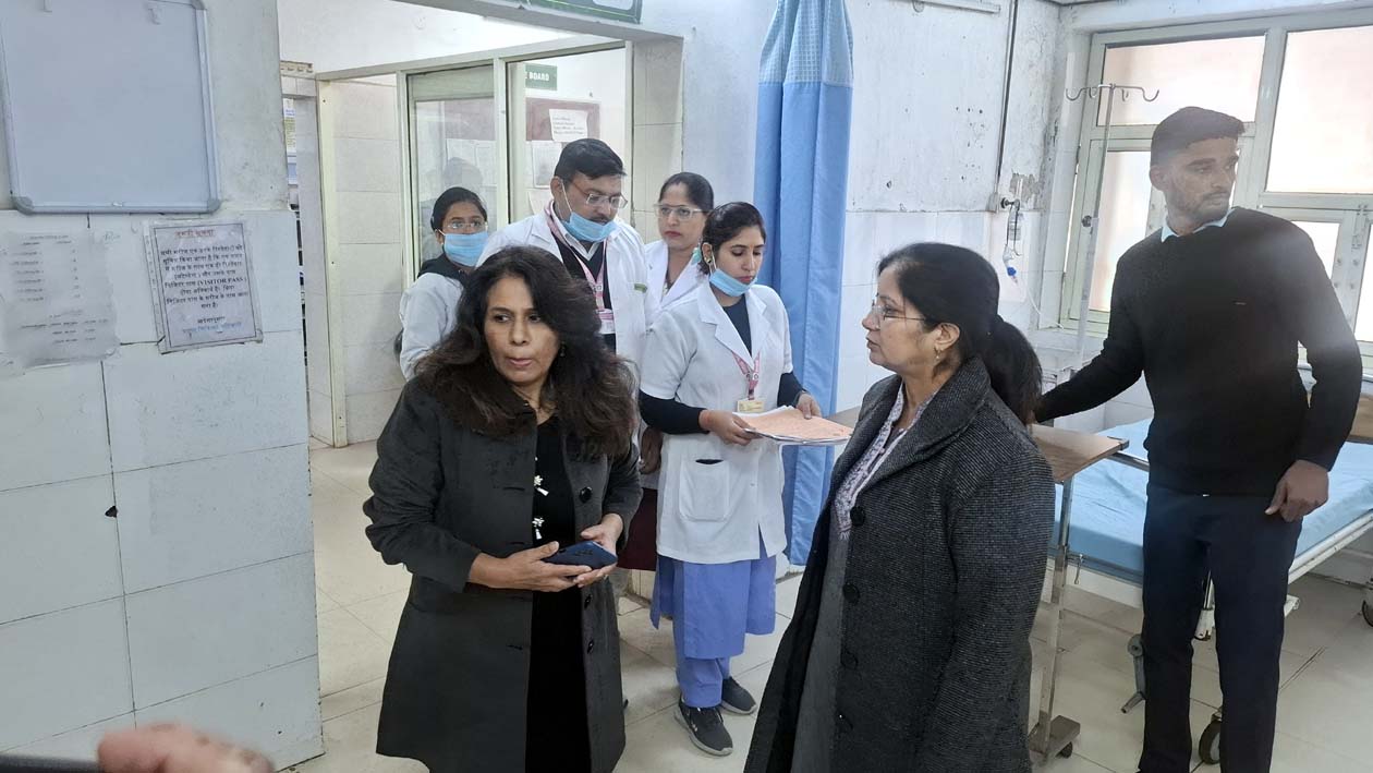अस्पताल का दौरा करते सीएमओ डॉ. सपना गहलावत। अस्पताल का दौरा करते सीएमओ डॉ. सपना गहलावत।