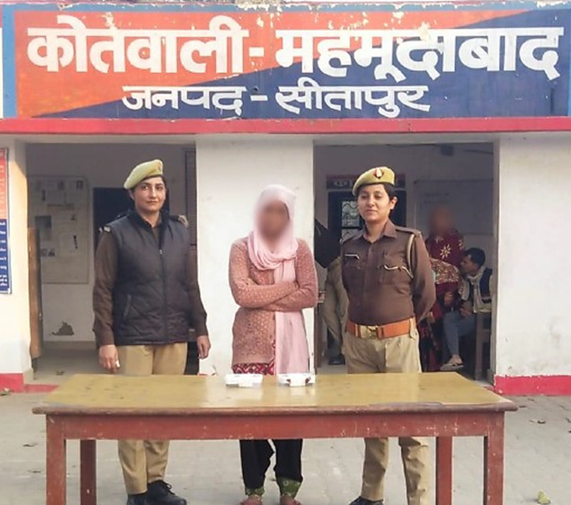 पुलिस हिरासत में महिला चोर