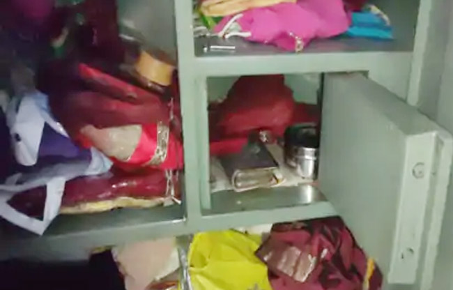 सोनीपत चोरी की वारदात के बाद खुली पड़ी अलमारी