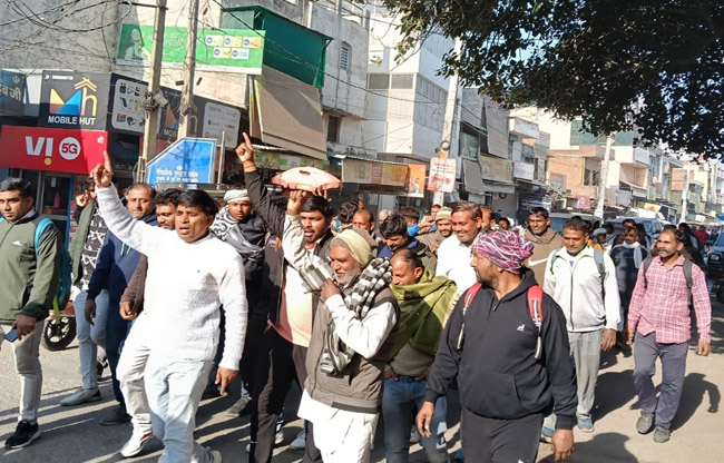 सोनीपत:  नगर निगम कर्मचारी शोषण के विरोध में विरोध प्रदर्शन करते हुए