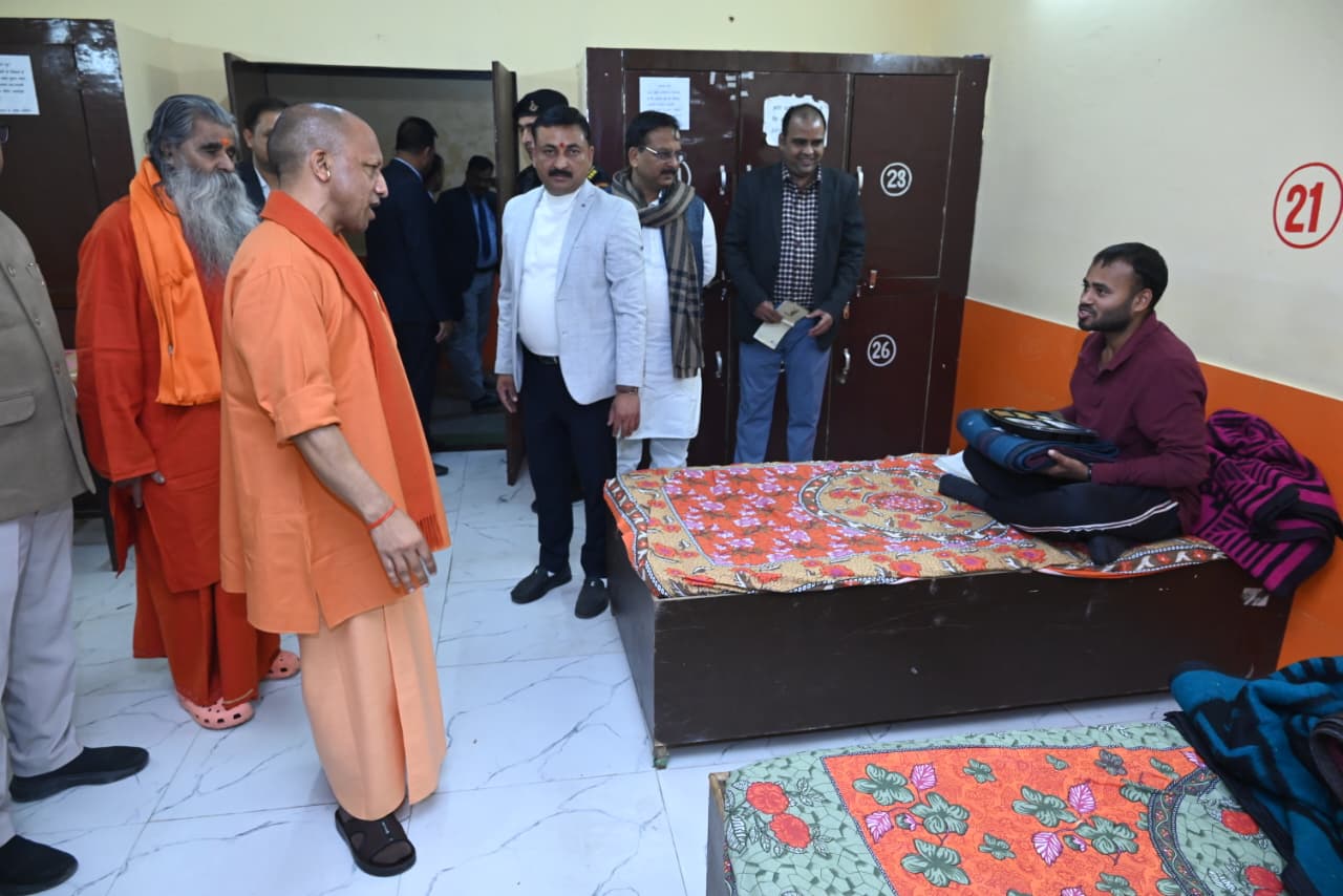 *सीएम योगी ने किया महानगर में दो रैन बसेरों का निरीक्षण, ठहरे जरुरतमंदों में वितरित किया कंबल और भोजन* *सीएम योगी ने किया महानगर में दो रैन बसेरों का निरीक्षण, ठहरे जरुरतमंदों में वितरित किया कंबल और भोजन*