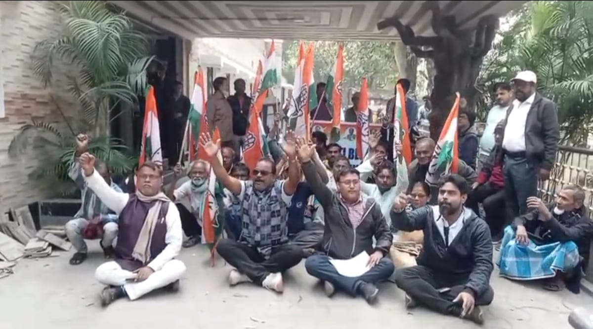 पीडब्ल्यूडी कार्यालय के सामने विरोध जताते ब्लॉक कांग्रेस के कार्यकर्ता