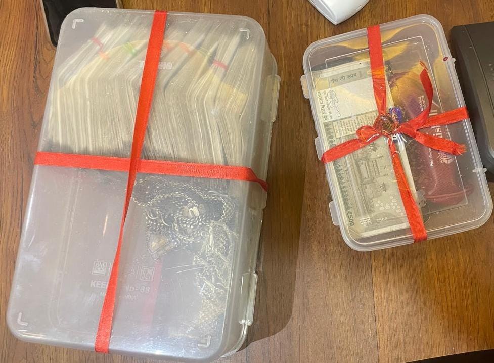 बरामद रुपए और जेवर बरामद रुपए और जेवर